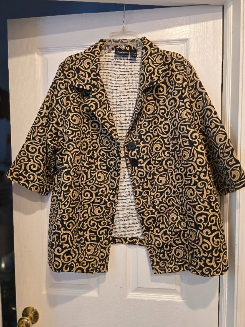 Maggie Barnes Women’s 1X Black & Gold Swirl Print Short Sleeve Blazer Jacket
